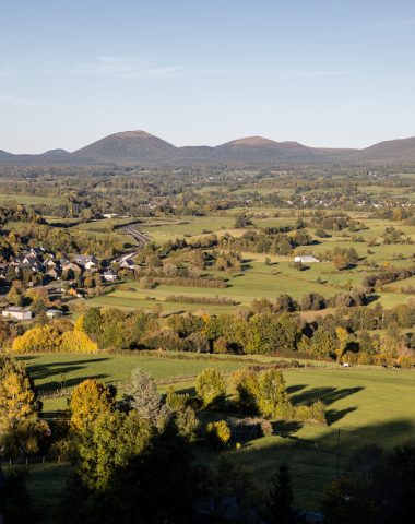 Blick auf die Puys-Kette vom Kalvarienberg von Saint-Bonnet bei Orcival