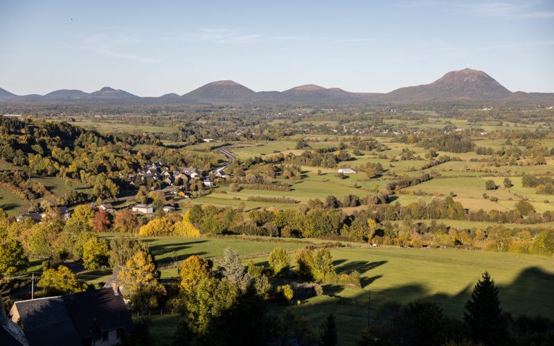 Vue sur la chaîne des puys depuis el calvaire de Saint-Bonnet près Orcival