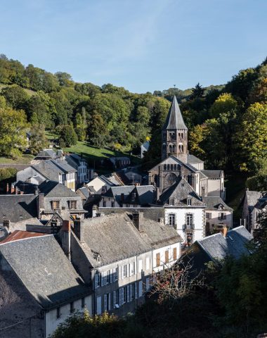 Dorf Rochefort-Montagne vom Viadukt