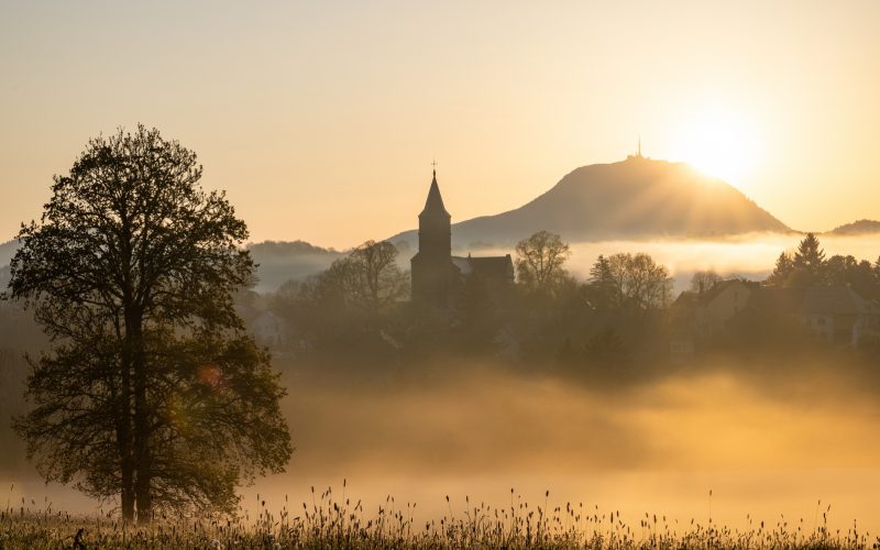 zonsopgang boven het dorp Olby en Puy de Dôme