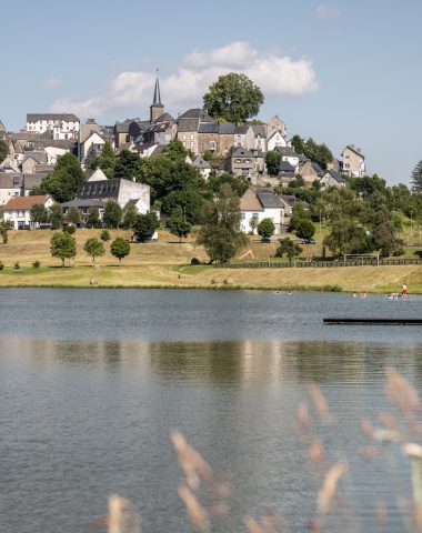 lac de la tour d'auvergne et village