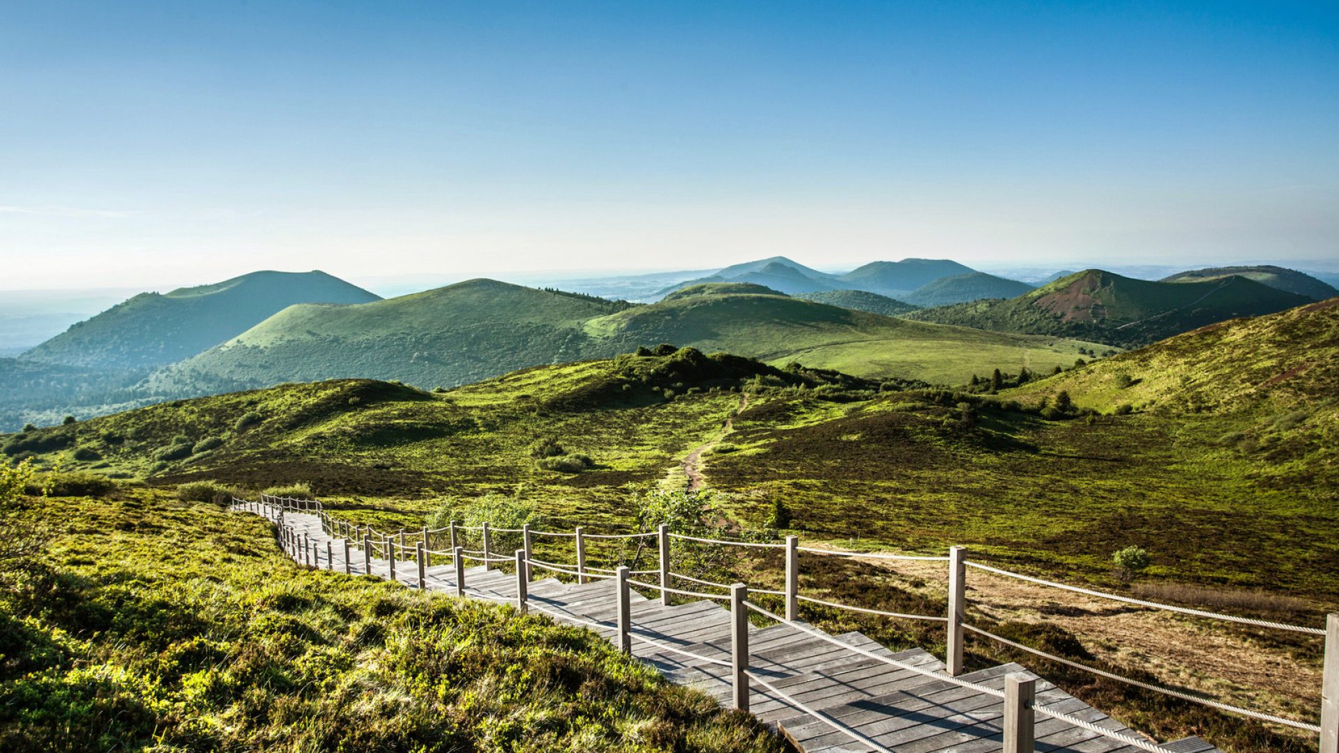 Depuis le sommet du puy de dôme, vue sur la chaîne des puys