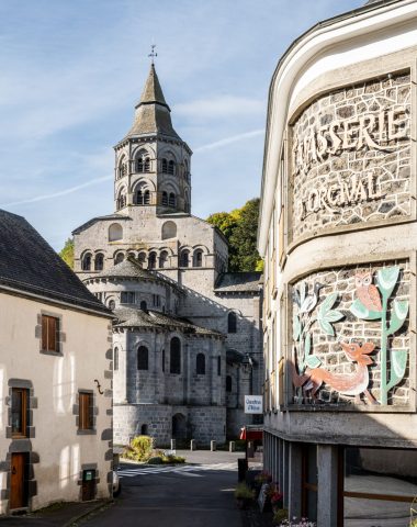 Het dorp Orcival en zijn Romaanse basiliek