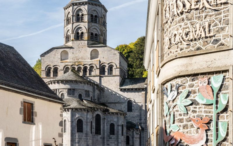 Het dorp Orcival en zijn Romaanse basiliek