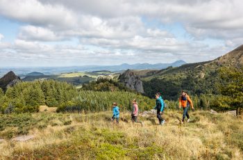 Wandeling op het plateau van Guéry, uitzicht op de rotsen van Tuilière en Sanadoire en de keten van puys