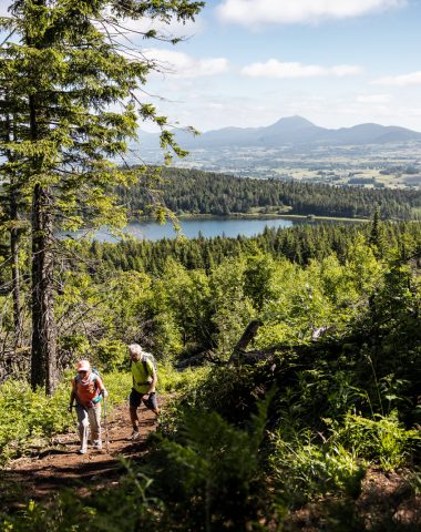 depuis le GR30 vue sur le lac de Servières et la chaîne des Puys