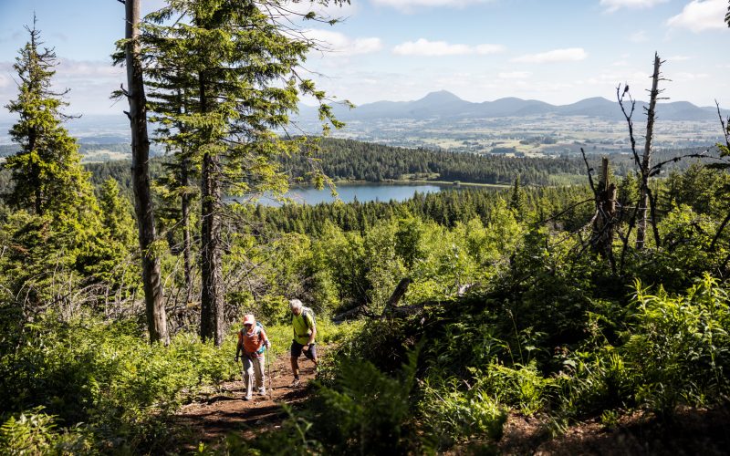 dal GR30 vista sul lago di Servières e sulla catena dei Puys