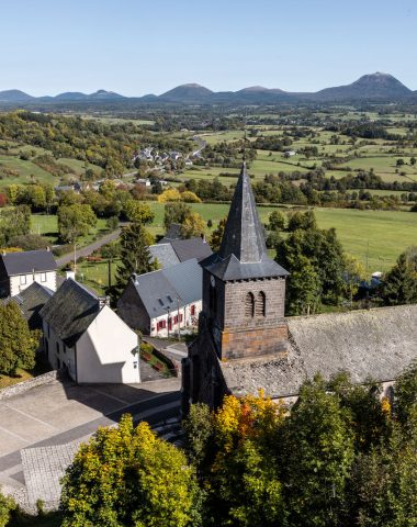 Vue sur le village de Saint-Pierre Roche et la chaine des Puys