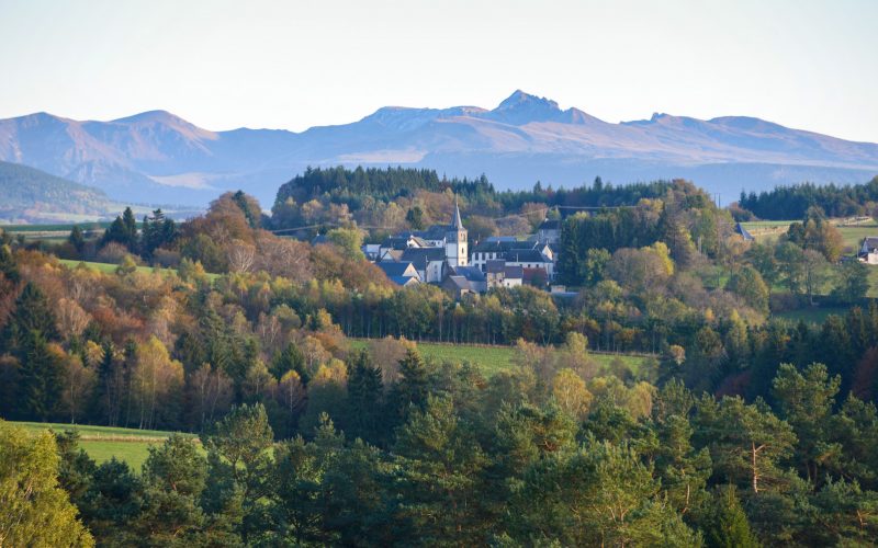 Dorp Saint Julien Puy Lavèze aan de voet van het Sancy-massief